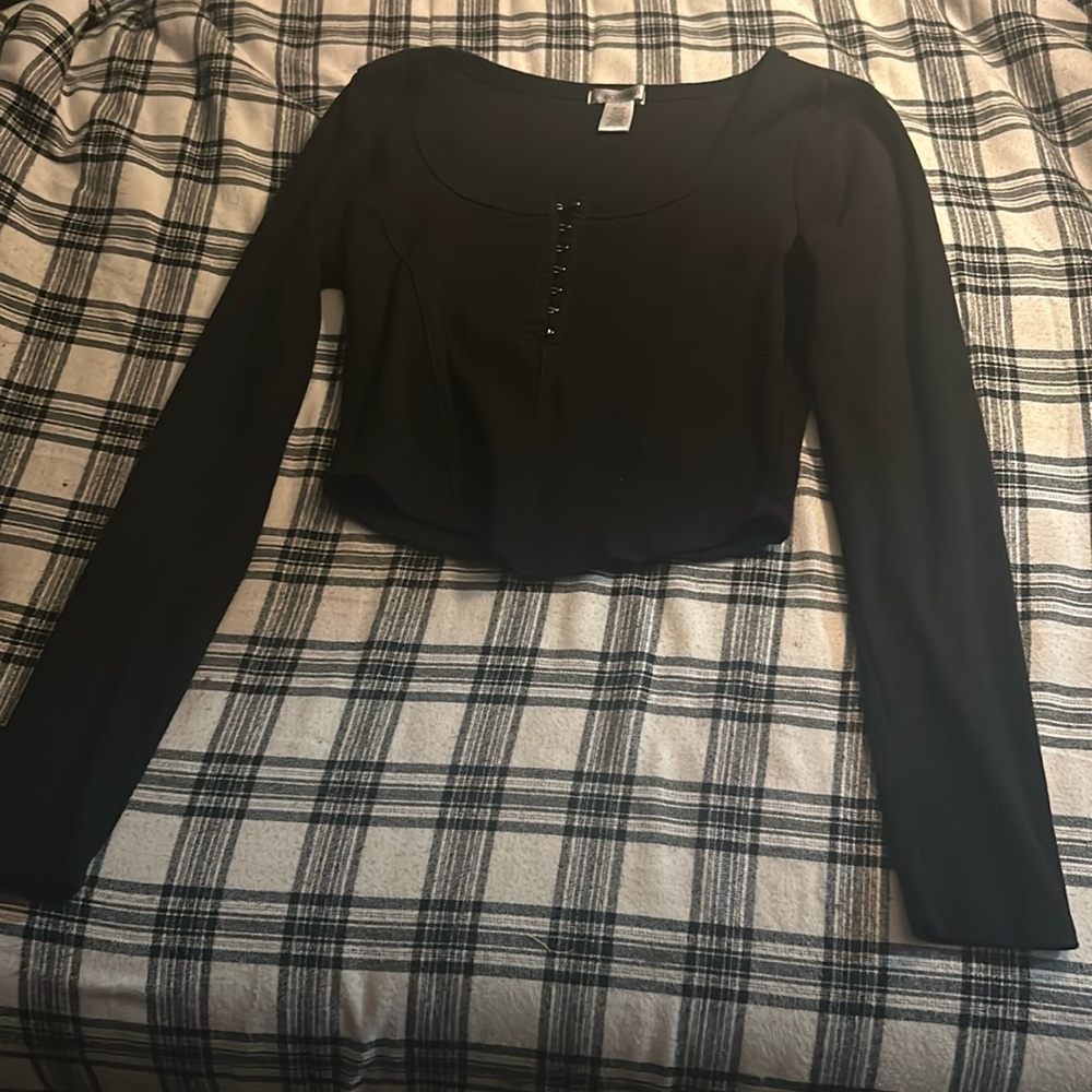 Medium short with long sleeves, black top